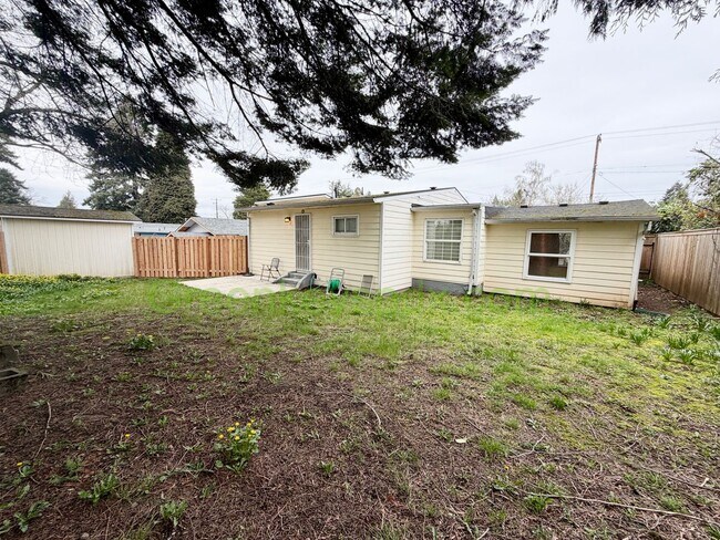 Building Photo - Awesome Mid-Century Classic 3-Bedroom House in NE Portland - $100 OFF FIRST MONTH