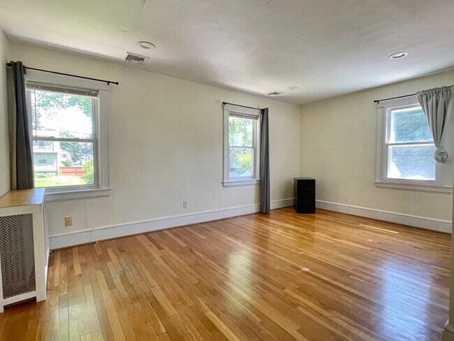 Building Photo - 413 Bedford St