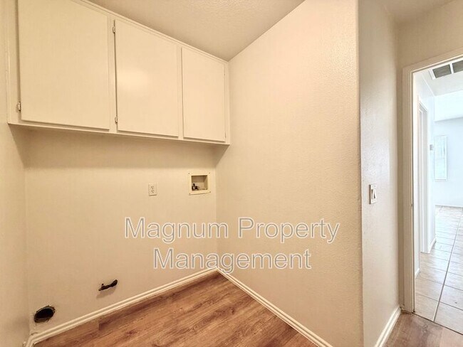 Building Photo - 8182 Bon View Dr