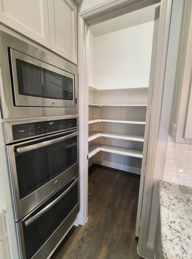 Building Photo - 962 Thoroughbred Ave