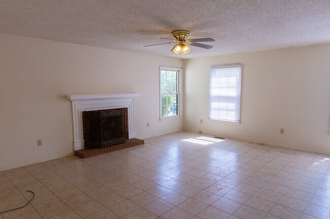 Building Photo - Available 3/2 house in Green Acres!