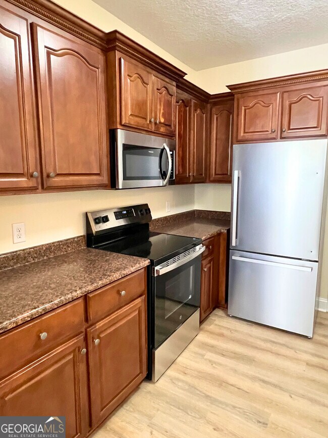 Building Photo - 818 Davis Ave