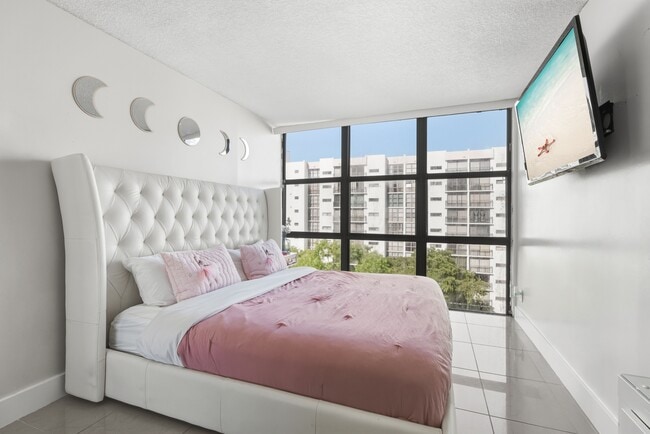 Building Photo - 17011 N Bay Rd