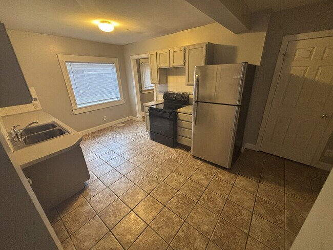 Building Photo - "Charming 2-Bed Duplex Gem in Grand Rapids – Perfect Location on Quarry Ave!"