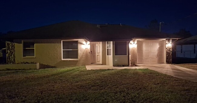 Building Photo - Beautiful 2-bedroom home with large, fence...