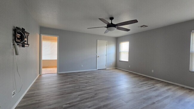 Building Photo - 4307 E Yellowstone Pl