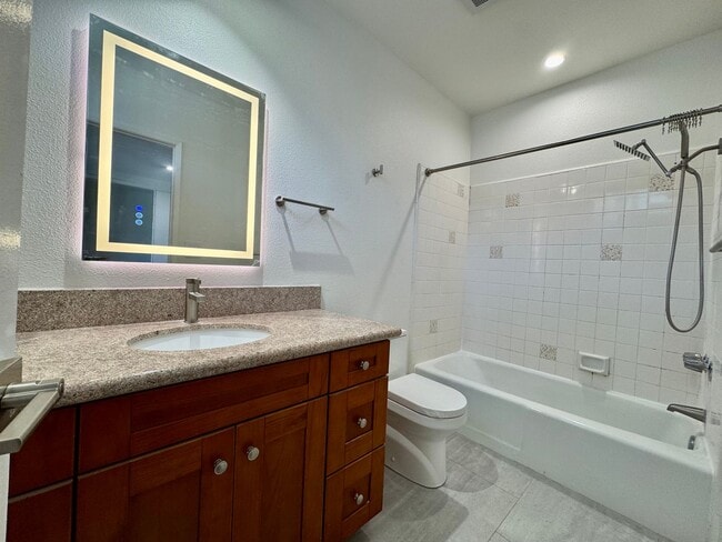 Building Photo - Stylish 2 bed + 2.5 bath + loft townhome nestled in Santa Monica south of Montana