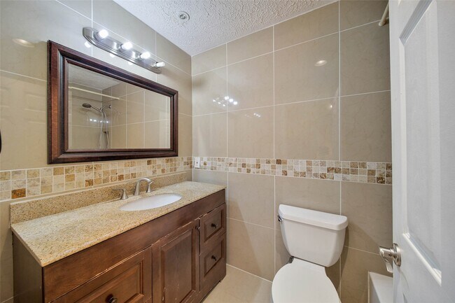 Building Photo - 2603 Rosewood Pl