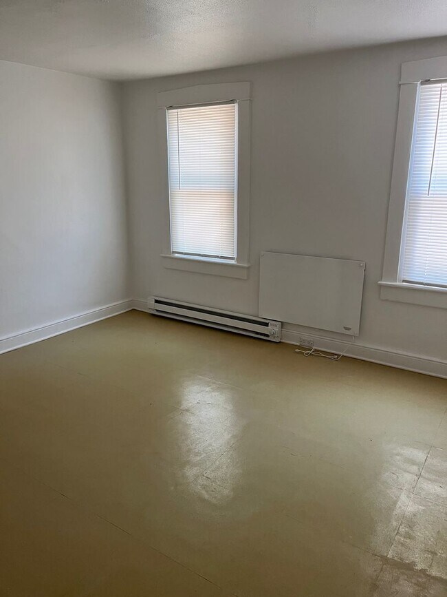 Building Photo - Spacious 3Bed/1 Bath Townhouse