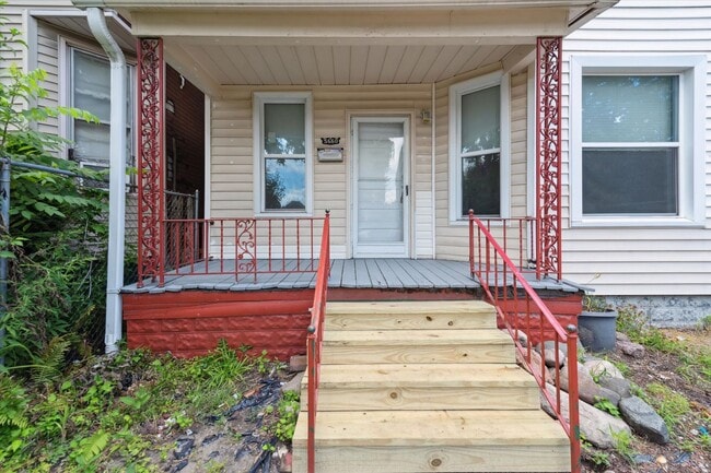 Building Photo - 4 Bedroom 2 Bath $1425