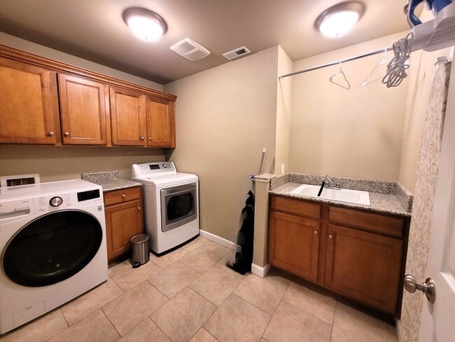 Building Photo - Beautiful Home in Desirable Geneva Neighborhood - 2700 sqft