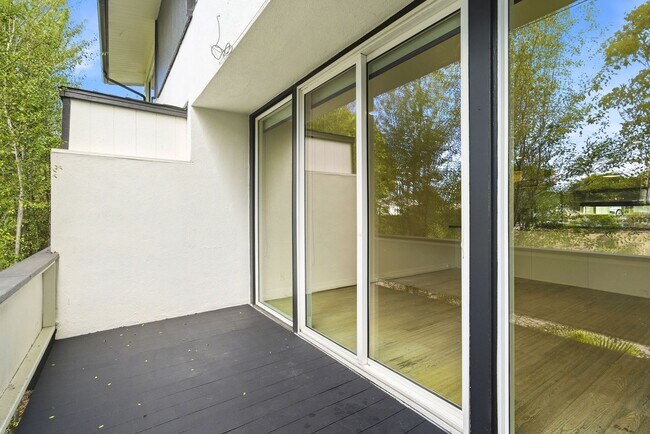 Building Photo - 4200 Shorecrest Ln