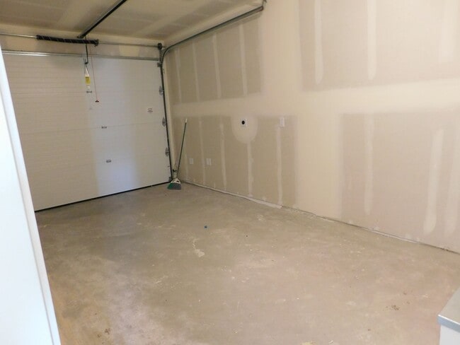 Building Photo - WALKING DISTANCE TO COMMUNITY