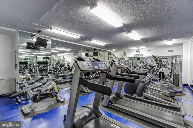 Building Photo - 10401 Grosvenor Pl