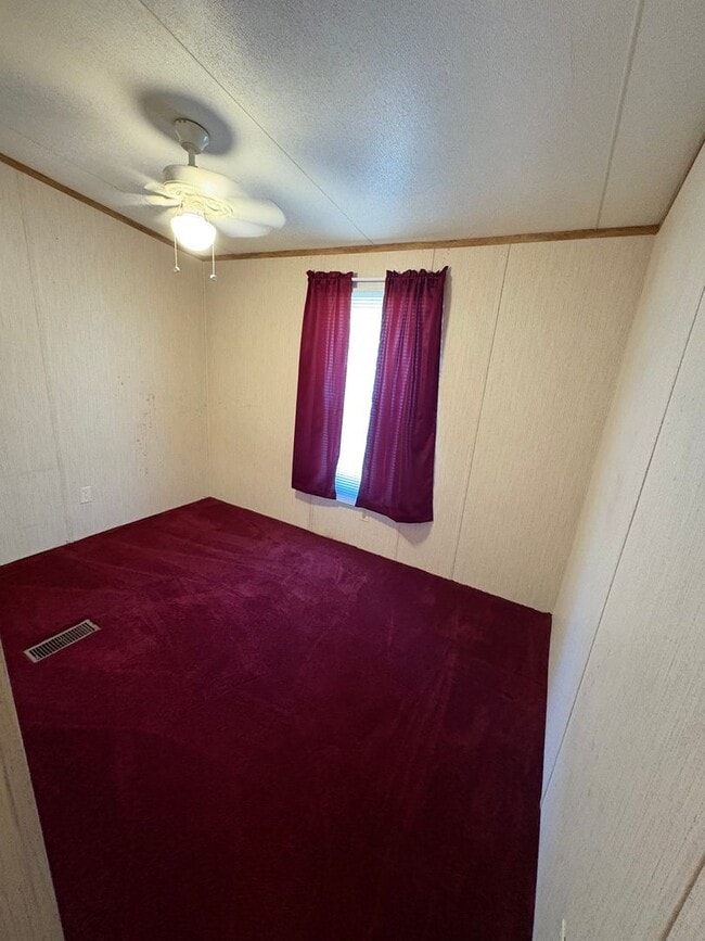 Building Photo - 3 Bedroom in Crawfordville Available Now!