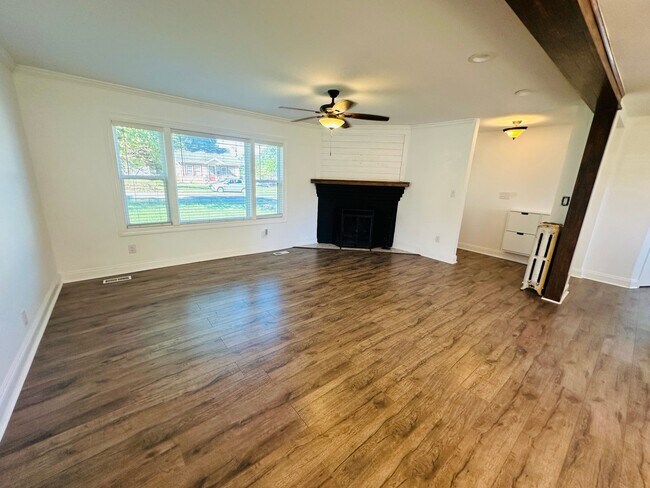 Building Photo - Urban setting w/ incredible fenced in back yard. 3 bed/2bath + detached office building