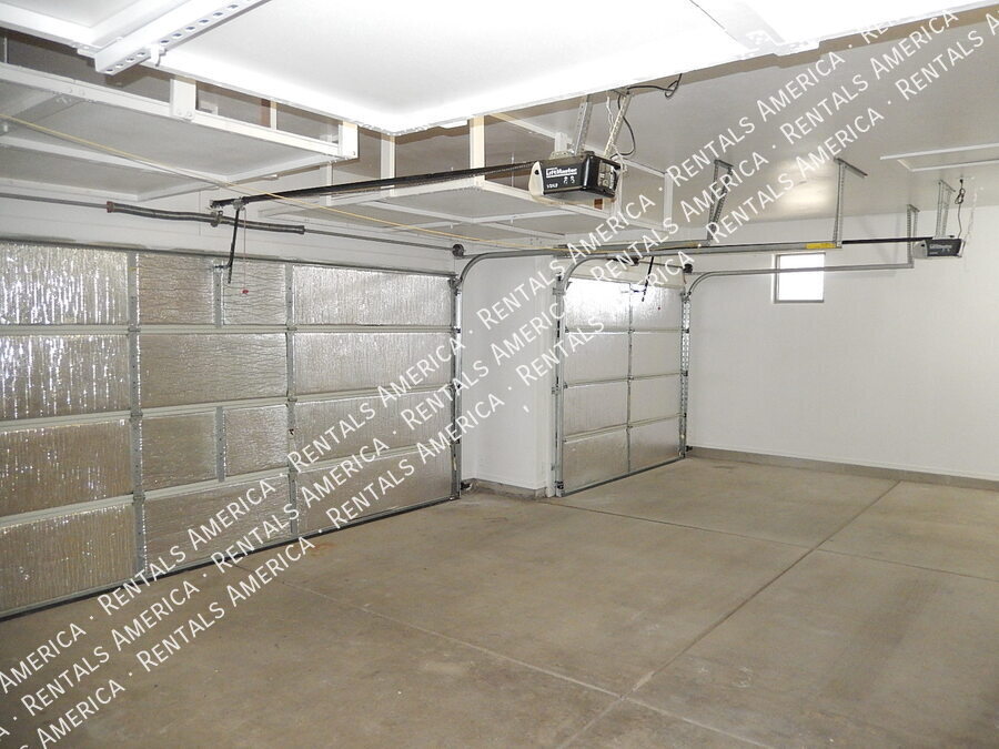 Building Photo - 10813 S Bear Table Tank Dr