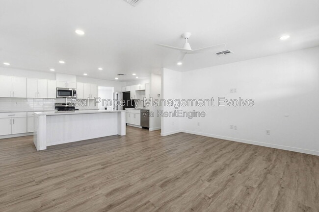 Building Photo - 7314 E Diamond St