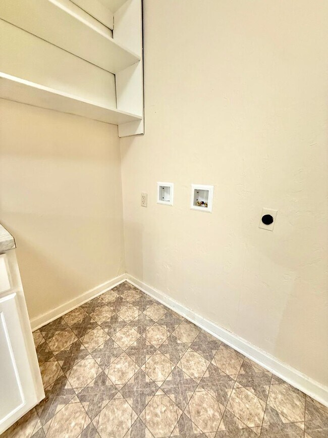 Building Photo - 913 F St