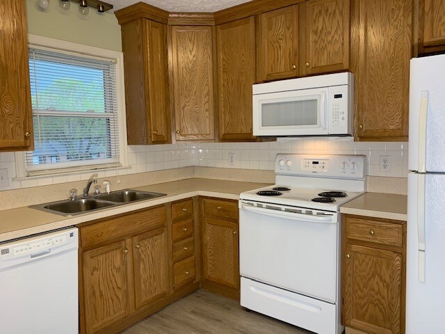 Kitchen - 1507 Traylor Ln