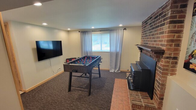 Building Photo - Private Pool, Firepit, BBQ - A FUN place to RELAX. Fully furnished and fully stocked.