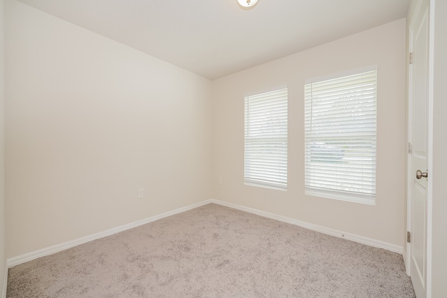 Building Photo - 6830 N Pavilion Loop