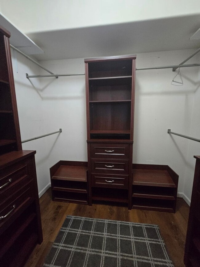 Building Photo - Amazing 4 bed/3 bath home