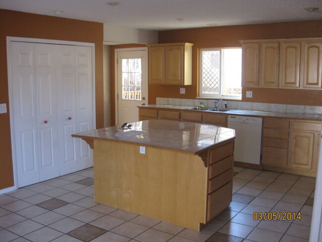 Building Photo - Rockrimmon 4bdrm Custom Home....D20 Schools