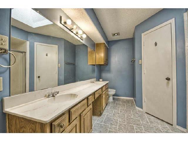 Building Photo - 2021 Chalfont Dr