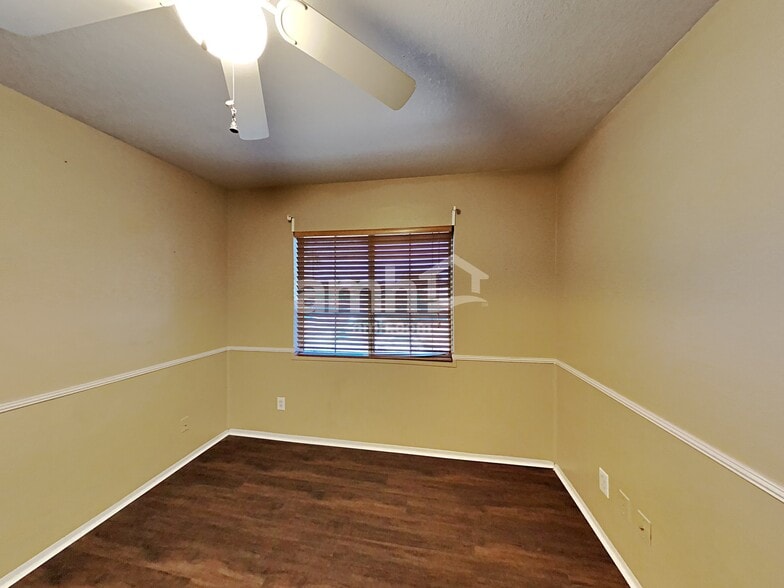 Building Photo - 907 N Albert Dr