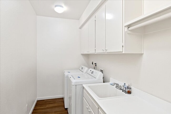 Building Photo - Single Level Rancho San Pasqual Home