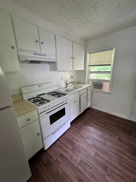 Building Photo - 204 Maple Ave