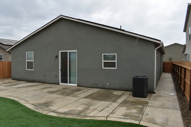 Building Photo - 744 Stephanie Dr