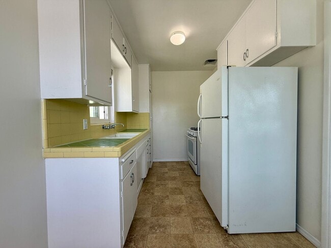 Building Photo - CORNER Upstairs Unit Within Small Gated Community! COMPLIMENTARY Shared Laundry! Spacious Floorplan!