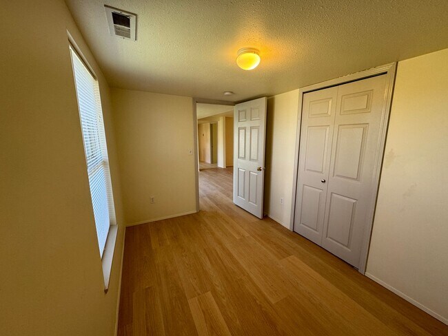 Building Photo - 1048/A/