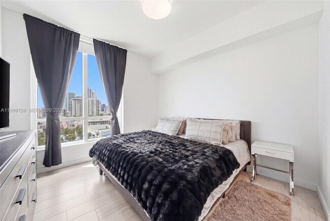 Building Photo - 601 NE 27th St