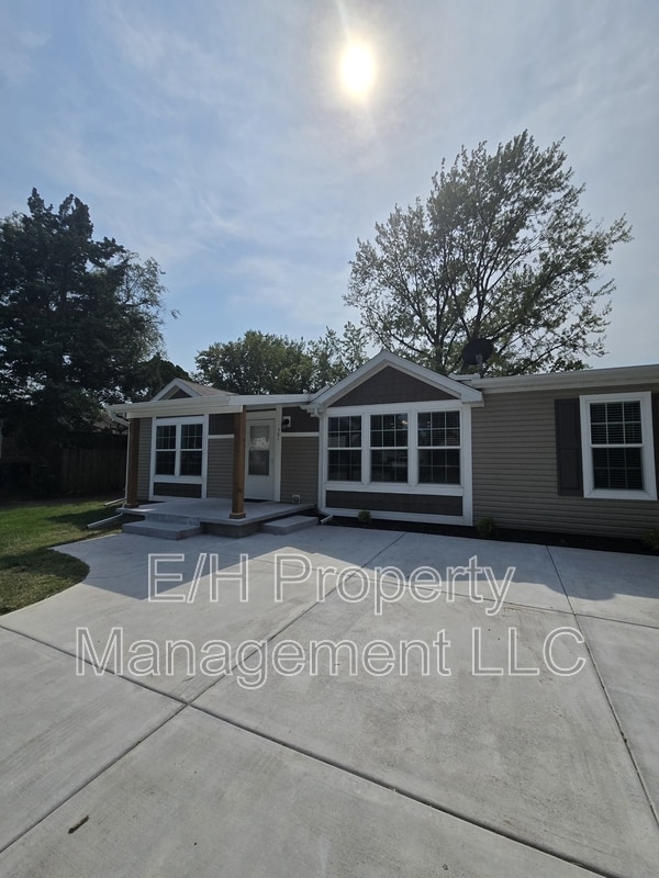 Building Photo - 501 S Edwards Ave