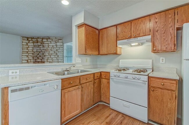 Building Photo - 400 Hedgewood Dr