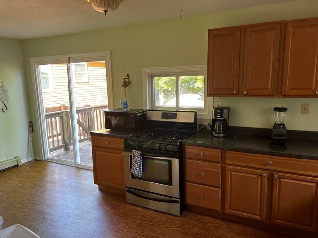 Building Photo - 6 Ash St