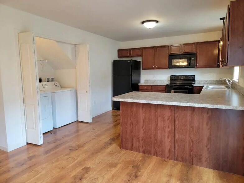 Building Photo - 639 Winding Ln