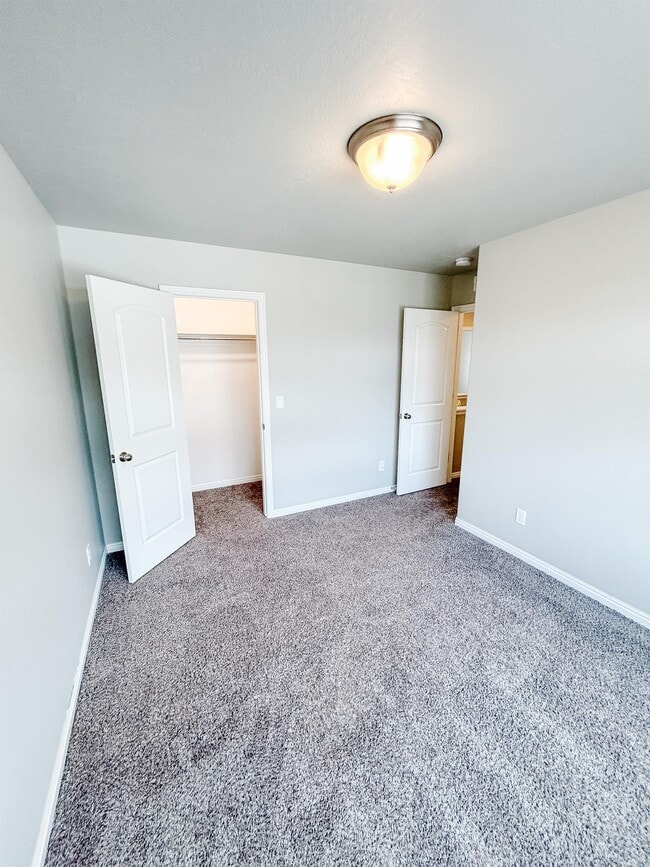 Building Photo - 707 E 380 S