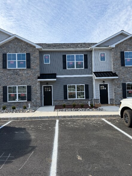 Building Photo - 1411 Greenview Dr