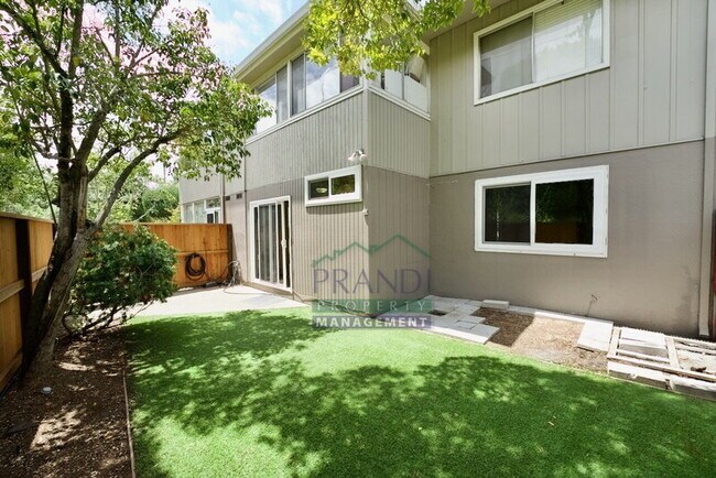Building Photo - 1032 Los Gamos Rd