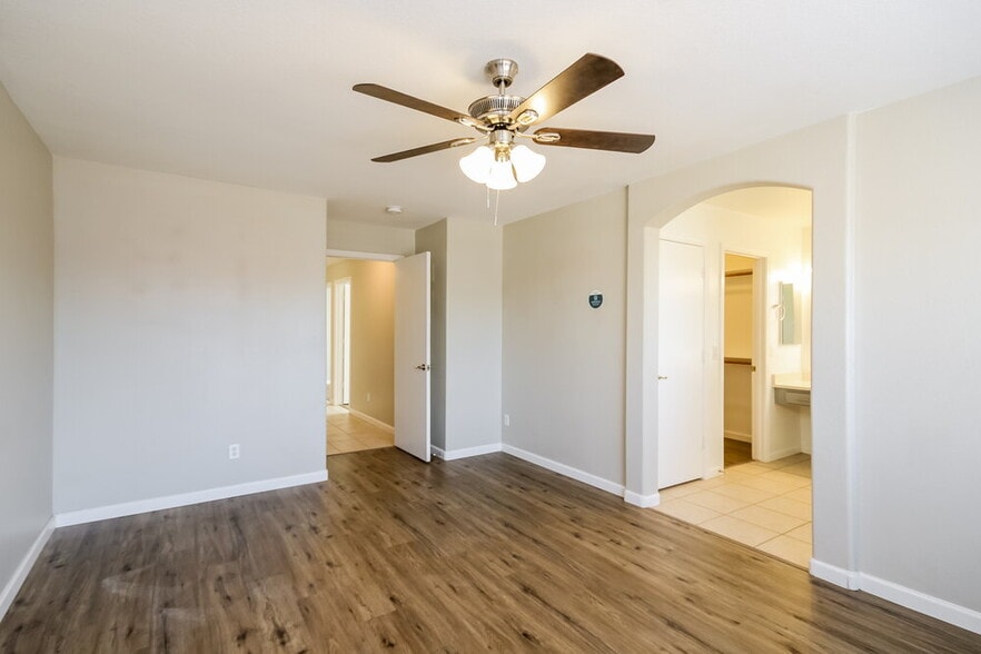 Building Photo - 15550 N Naegel Dr