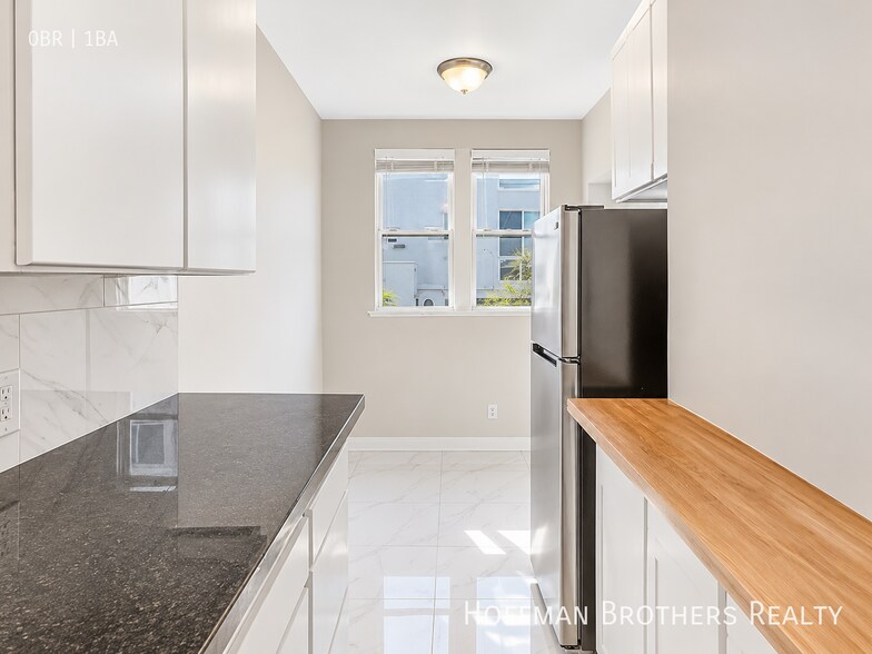 Building Photo - 425 N Oakhurst Dr