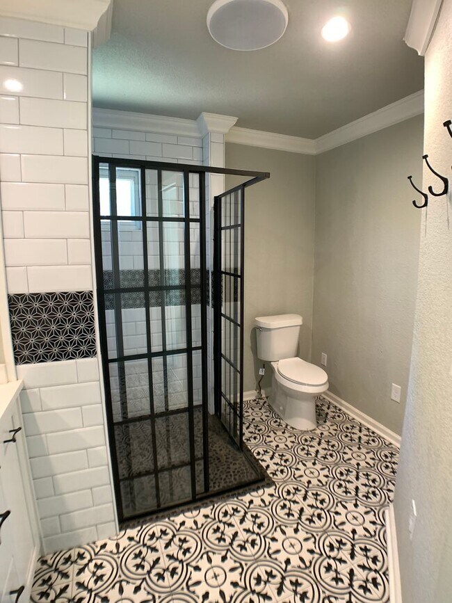 Building Photo - 1.5 Miles to Gruene / Fridge, Washer & Dryer Included / 2 Living Areas / Tons of Space / No Carpe...