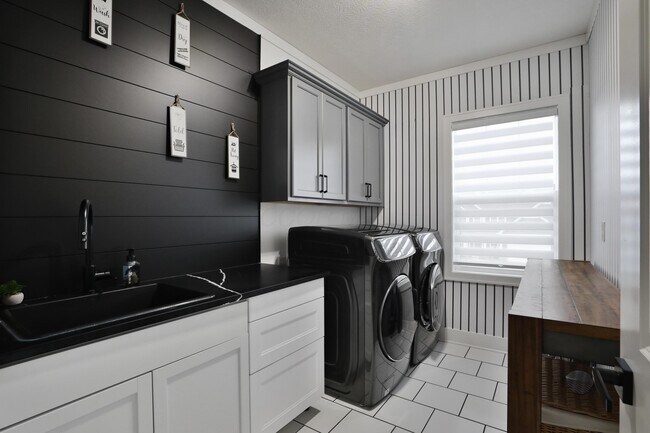 Building Photo - 2246 Koester