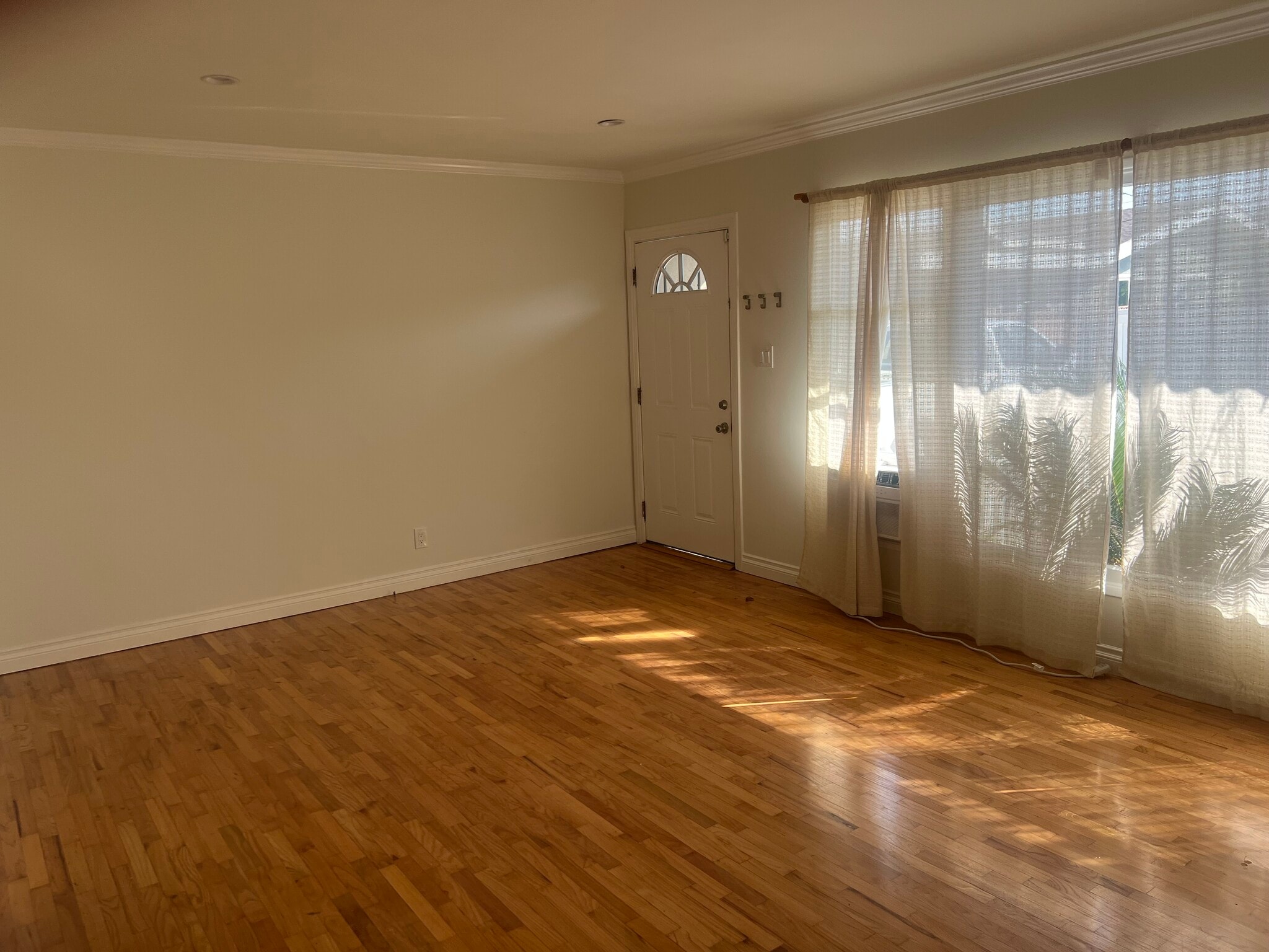 Living room - 18513 Mansel Ave