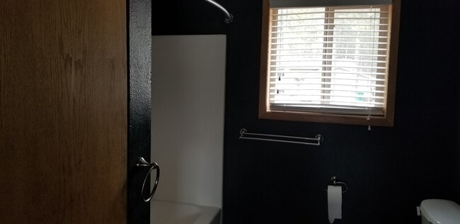 Building Photo - Private Split Level Home