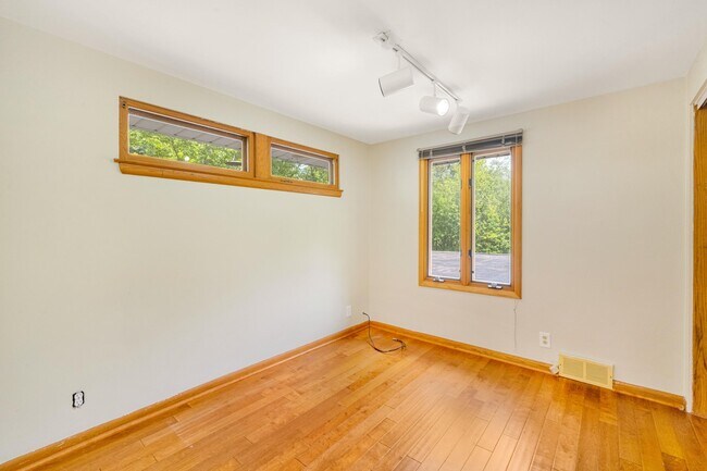 Building Photo - 214 E Spooner Rd